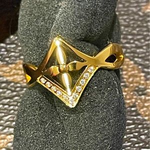 LVee monogram style ring size  7 just gorgeous to match your bag or purse👛👜💕